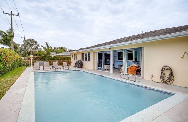 Bright Fort Myers Home w/ Pool - 9 Mi to Beach!