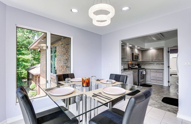 Bright Guest House: 15 Mi to Dtwn Baltimore!