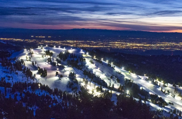 Lumineux maison familiale w / vue sur la vallée, ski-in, et un jacuzzi partagé!