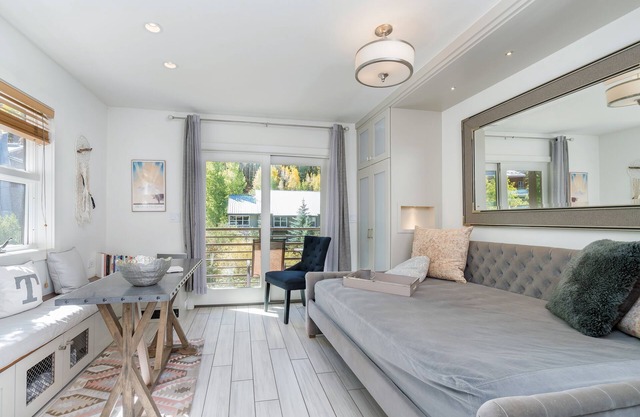 Sanctuaire ensoleillé élégant et moderne avec les meilleures vues