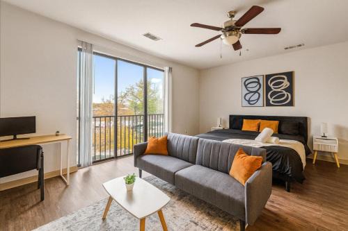 Bright Mid-Rise Studio King Comfort 2y5