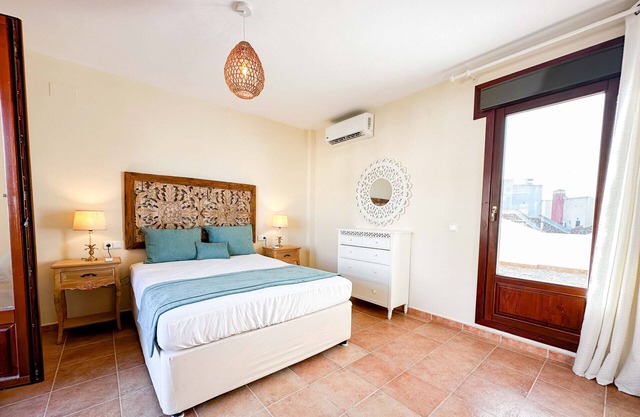 Bright, Modern, 3 Bedroom, Duple Apartment OHA001