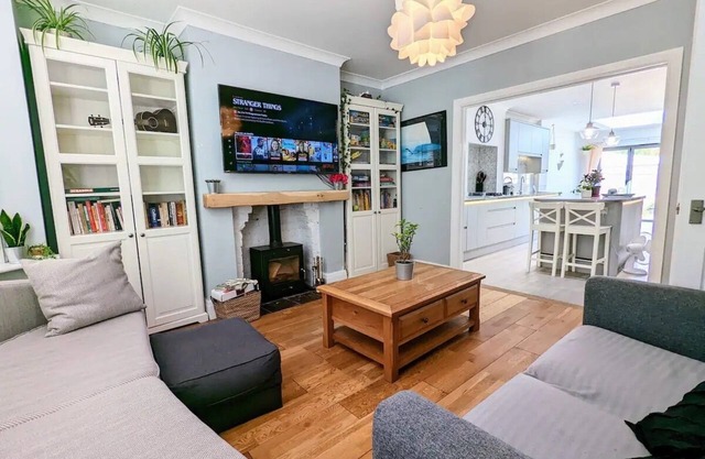 Bright & modern 4 bed home + garden + free parking