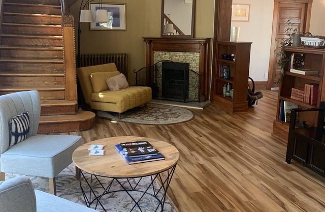 Bright & modern historic 4-bedroom home - walking to downtown & beach