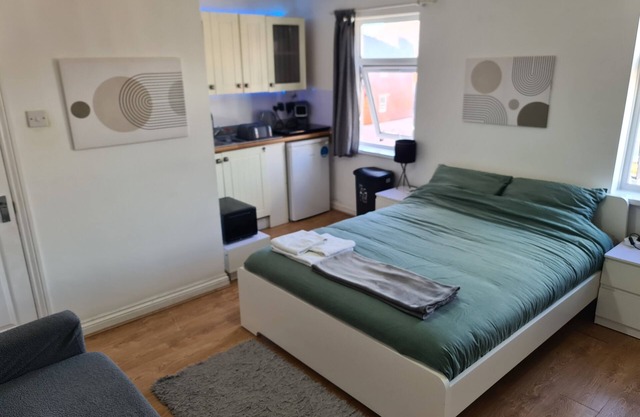 Bright & Modern Studio Near Center, Station, RBH & Univerisry