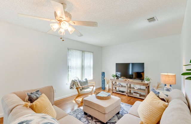 Bright Navarre Vacation Rental, 2 Mi to Beach!