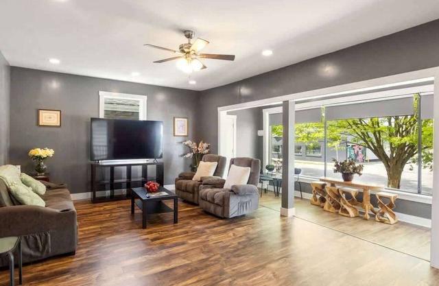 Bright New Albany Home – 12 Mi to Churchill Downs, Near Downtown!