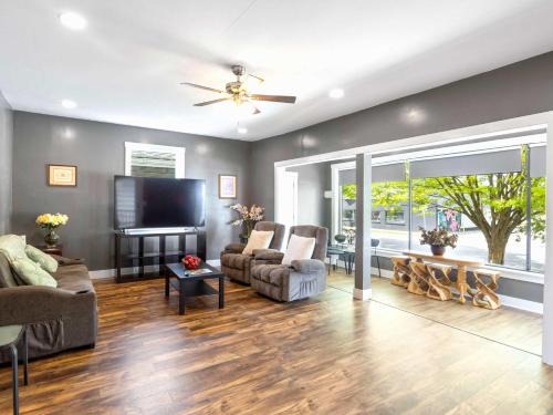 Bright New Albany Home 12 Mi to Churchill Downs