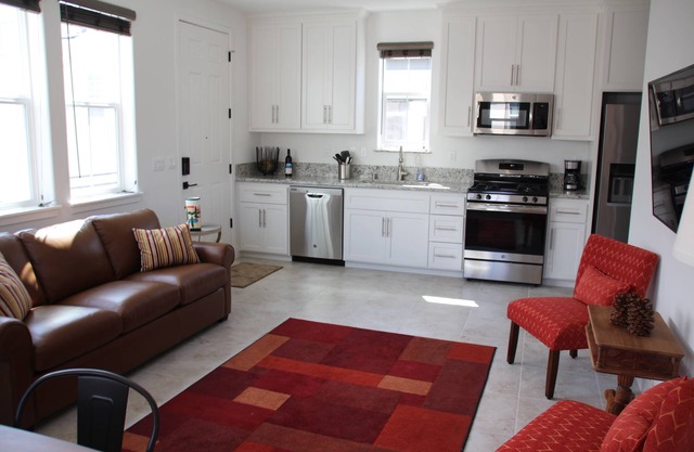 Bright, New, Spacious full apartment in Marina near beaches, Carmel, Monterey