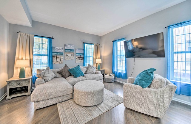 Bright Norfolk Home w/ Deck < 3 Mi to Town!
