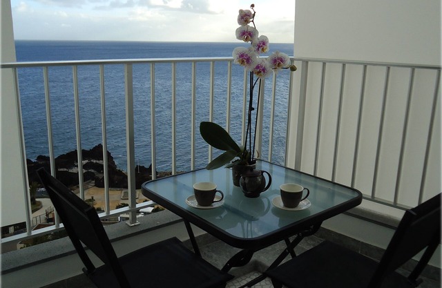 APPARTEMENT BIJOU LUMINEUX AVEC FRONT DE MER ET PISCINE