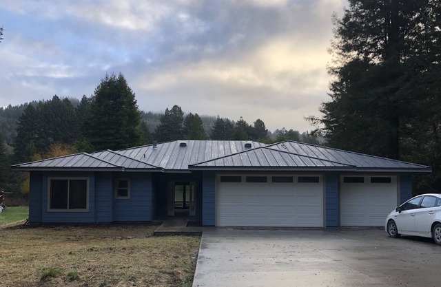 Bright, open concept, family friendly house, private sandy beach on the river