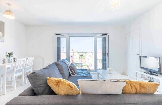 COSY PENTHOUSE - 2 BED/2 BATH & FREE PARKING