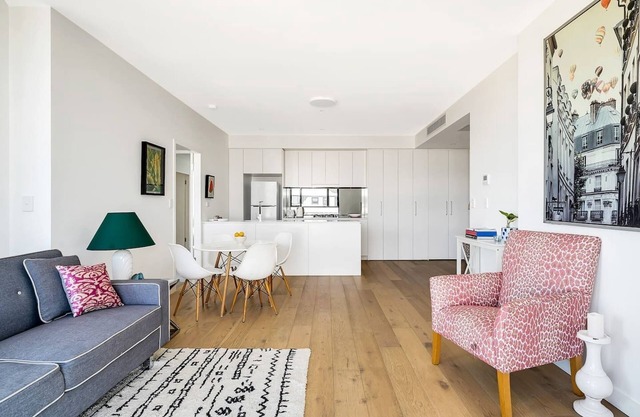 Bright Rockdale Escape near Bayside Beaches