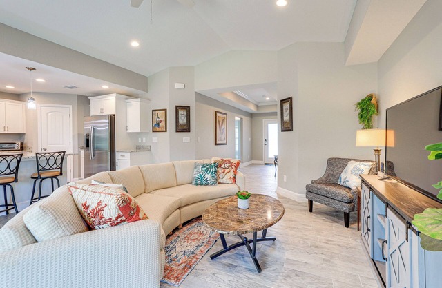 Bright Rotonda West Home w/ Patio, 7 Mi to Beach!