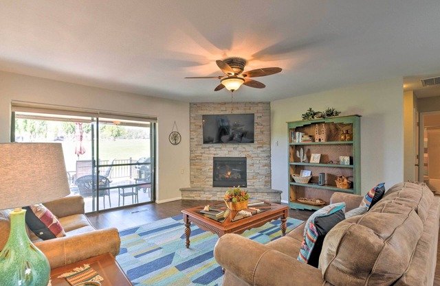 NOUVEAU! Bright Condo w / Deck + Golf Course & Mtn View!