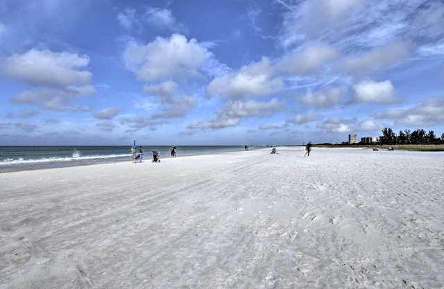 Bright Sarasota Bungalow - 5 Mi to Siesta Beach!