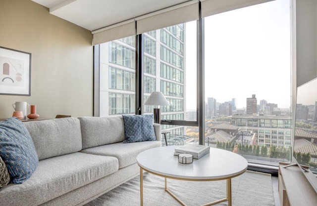 Bright South Loop Studio w/ Pool, BBQ & Gym, nr Grant Park, by Blueground