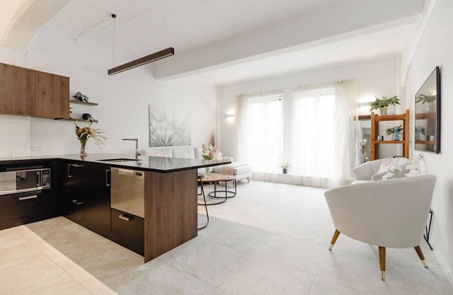 Bright & Spacious 1BR Apt | Central City Stay