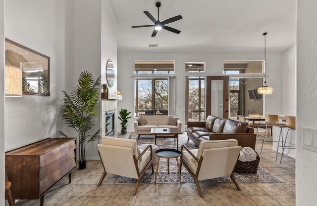 Bright & Spacious 4 Bdr Home in Cottonwood! Community Pool & Hot Tub! - Roper -