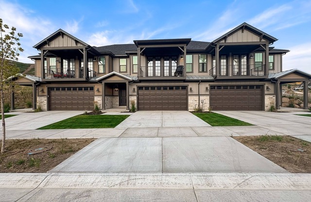 Bright Spacious & Modern Condo with fireplace and gas grill