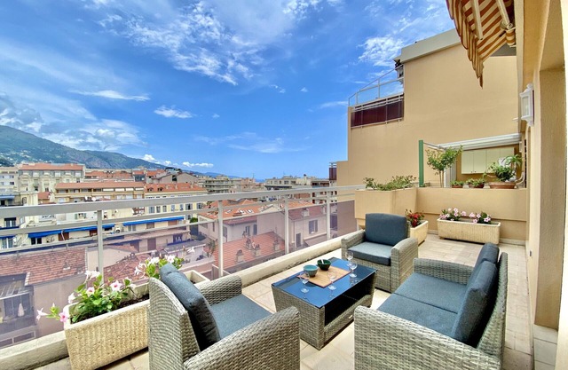 Spacieux Dernier Etage au Centre de Menton