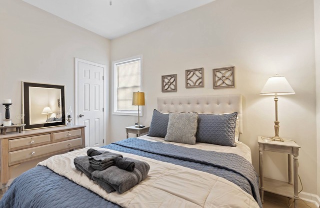 Bright & spacious apartment with room for 6 in the heart of downtown
