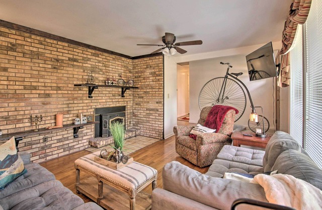 Bright Springfield Home: Walk to Nature Center!