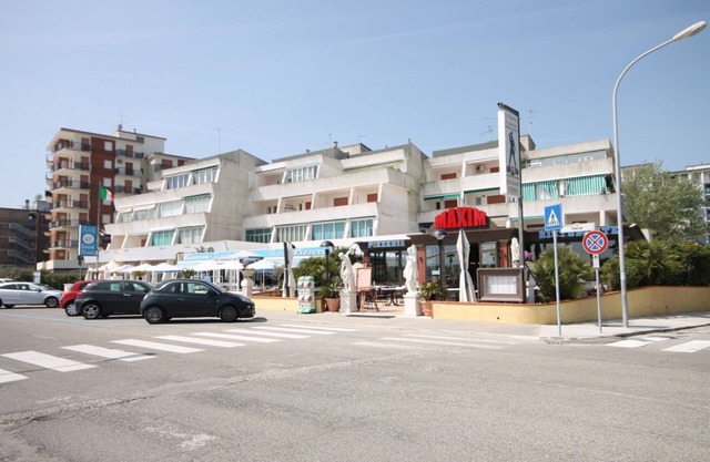 Studio lumineux à 50 mètres de la plage et des services, équipé de la climatisation