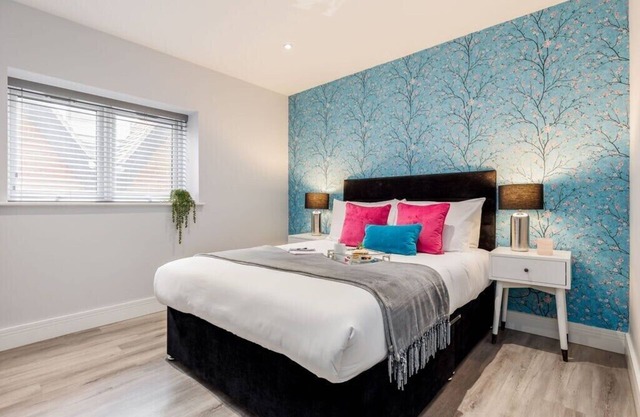 Bright & Stylish King Bed Apt w/ Free Gym & WI-FI