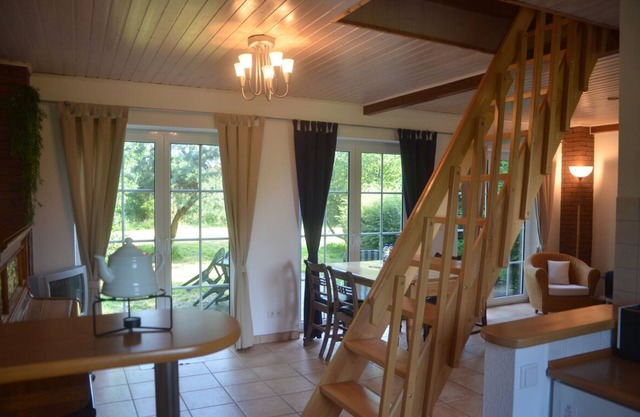 Lumineux, maison ensoleillée dans un endroit calme