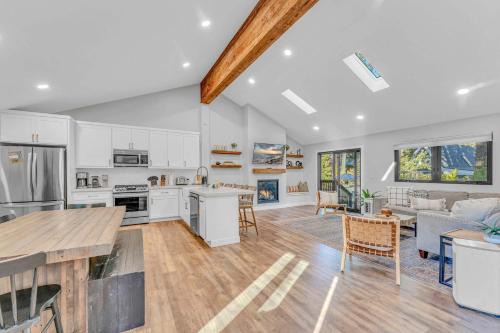 Bright Tahoe Home with Private Backyard Near Beach