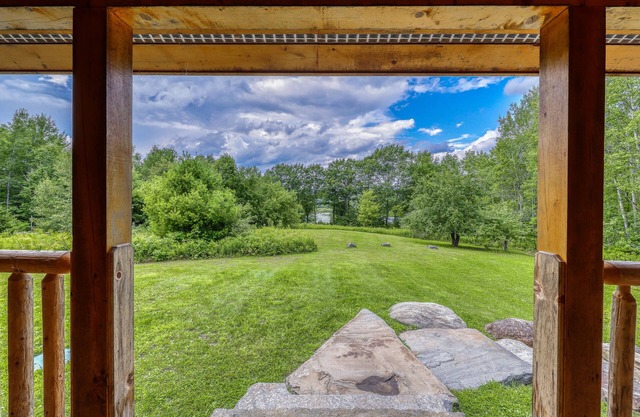 Maison lumineuse à trois niveaux avec vue sur l'eau, baignoire à jets, foyer et plus encore!