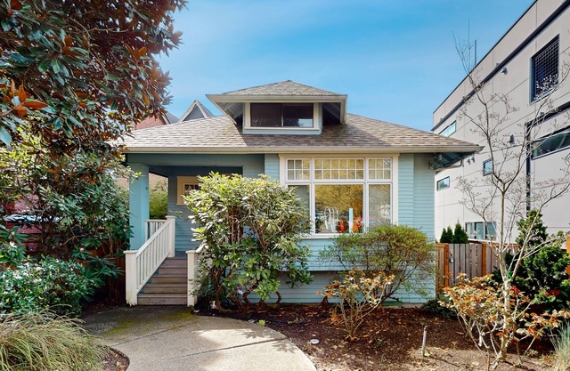 Bright, updated duplex with rear garden & Green Lake around the corner