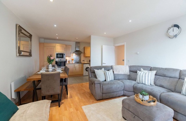Stylish Stay in Watford With Balcony + Parking