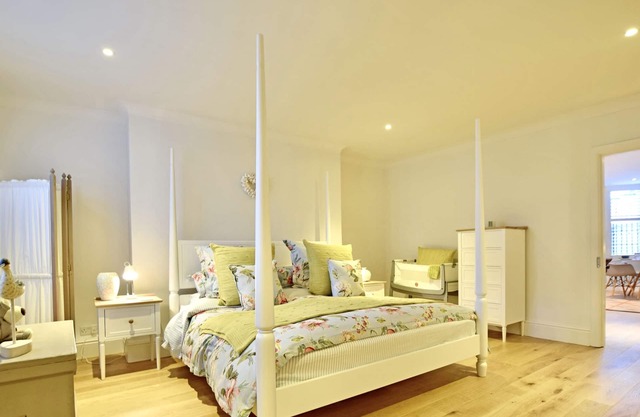 Royal Crescent Brighton Beach Apartment Parking Free On-site & EV Charger