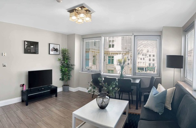 Modern & Comfy ~ 5* Location ~ Few Steps from Pier