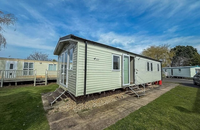 Brilliant 8 berth caravan at Southview Holiday Park in Skegness ref 33050M
