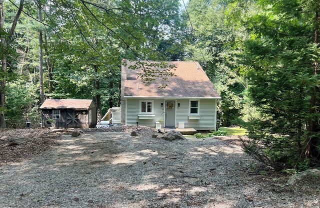 Brimfield Bungalow by the lake close to Sturbridge