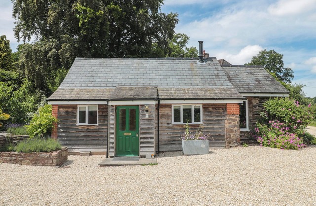 BRIMLEY BARN, pet friendly, character holiday cottage in Milverton