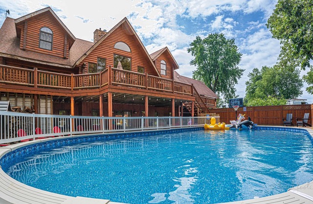 HUGE Pool! 7 Bdrms! Hot Tub! Limited Summer Dates!