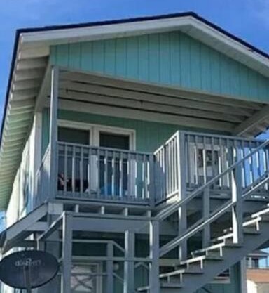(BRING PETS 1 BLOCK FROM the BEACH!)