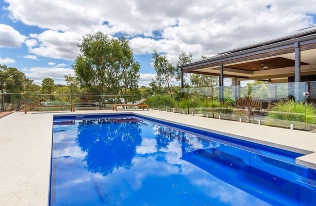 Bring the marshmallows to this luxury pool house with fireplace. Pet friendly!