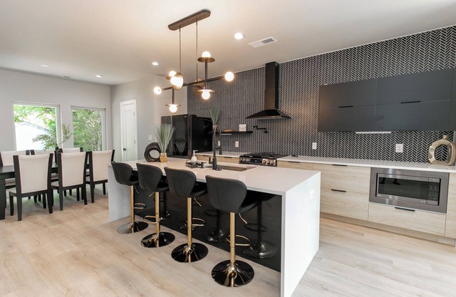 Bring your friends and family to enjoy this spacious 6-bedroom duplex!