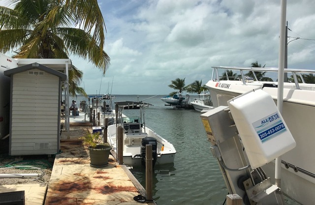 Bring your RV, or trailer to a beautiful paradise in key Largo bay water front