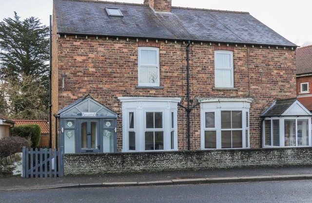 BRINKBURN COTTAGE, pet friendly, with open fire in Burniston