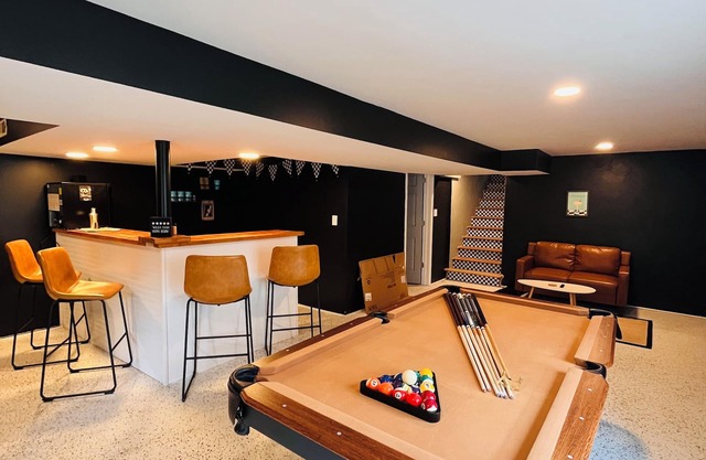 Bristol Bungalow steps away from Casino 🎰⚡️3 Beds and a Bar