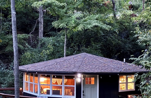 NEW! Bristol Tiny Round Treehouse 2 miles to Historic Downtown 1 Bed 1 Bath