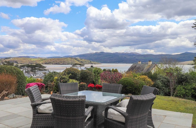 BRO GWYLAN, pet friendly, character holiday cottage in Porthmadog