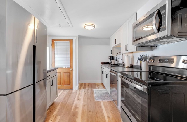 Broad Street 3 | Birch Apartment